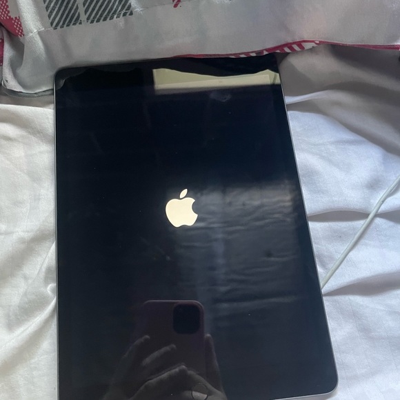 iPad 8th Gen with Apple Magic Keyboard -32GB - Picture 3 of 7